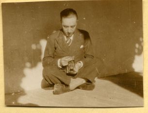 Con su Agfa de 6x9cm.
Alrededor de 1930.